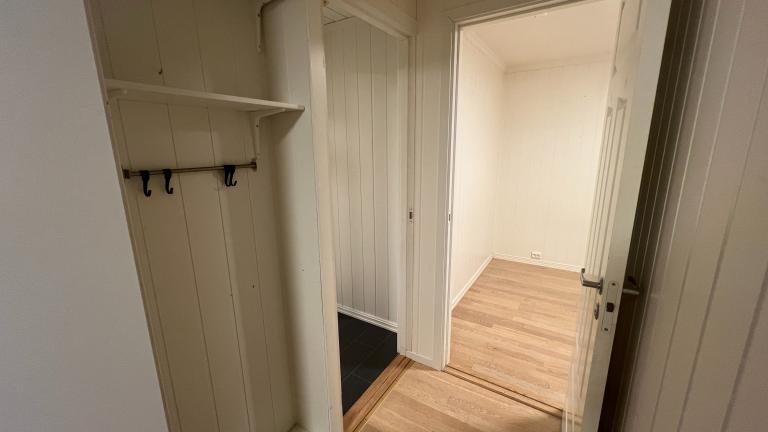 Liten gang/korridor som leder videre inn til soverom og andre rom.